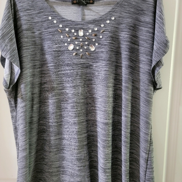 PLUS SIZE -BLOUSE - Picture 2 of 9